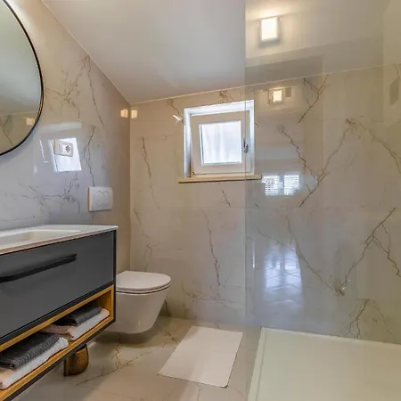 Two-bedroom In Διαμέρισμα Μεντουλίν